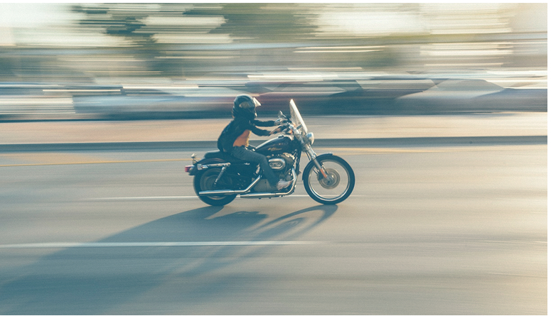 MOTO EN LA CARRETERA